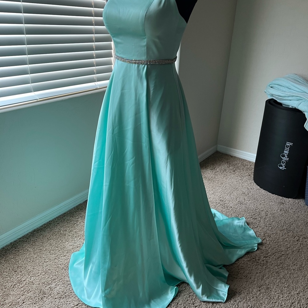 NWOT- Elegant Mint Green Evening Gown